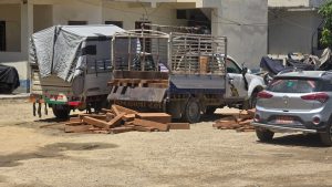सालको काठसहित दुईवटा