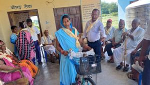 स्वास्थ्य स्वयंसेविकालाई साइकल