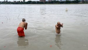 स्नान गर्दै भक्तजन