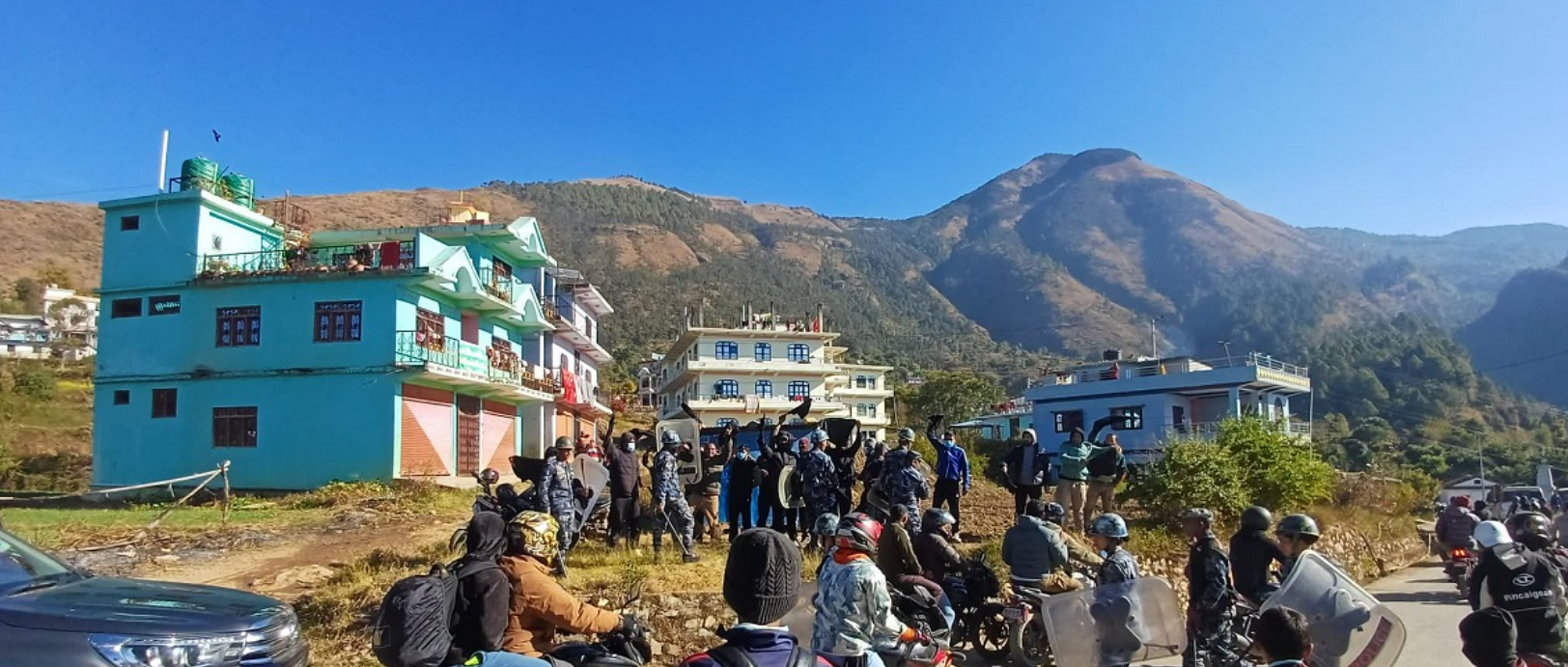 जनार्दन शर्मालाई रुकुम पश्चिममा नेपाली कम्युनिस्ट पार्टीका कार्यकर्ताद्वारा कालोझण्डा