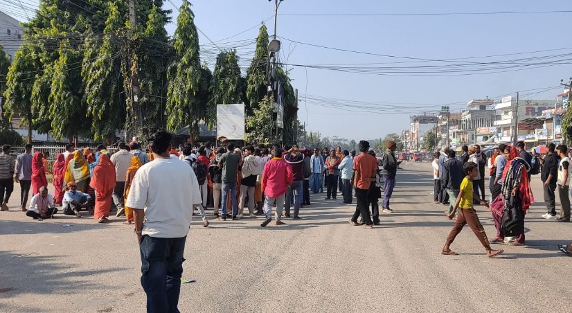 रौतहटमा सवारी दुर्घटनामा एक जनाको मृत्यु भएको विषयलाई लिएर स्थानीय आन्दोलित, चक्का जाम–ढुंगामुढा र लाठीचार्जसम्म