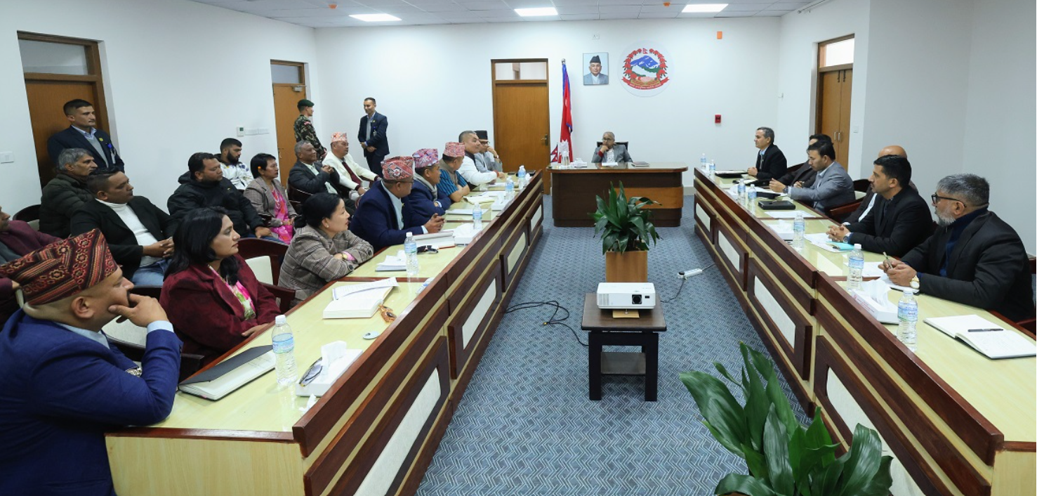 प्रधानमन्त्री कार्की र दुर्गा प्रसाईँ समूहबीच छलफल