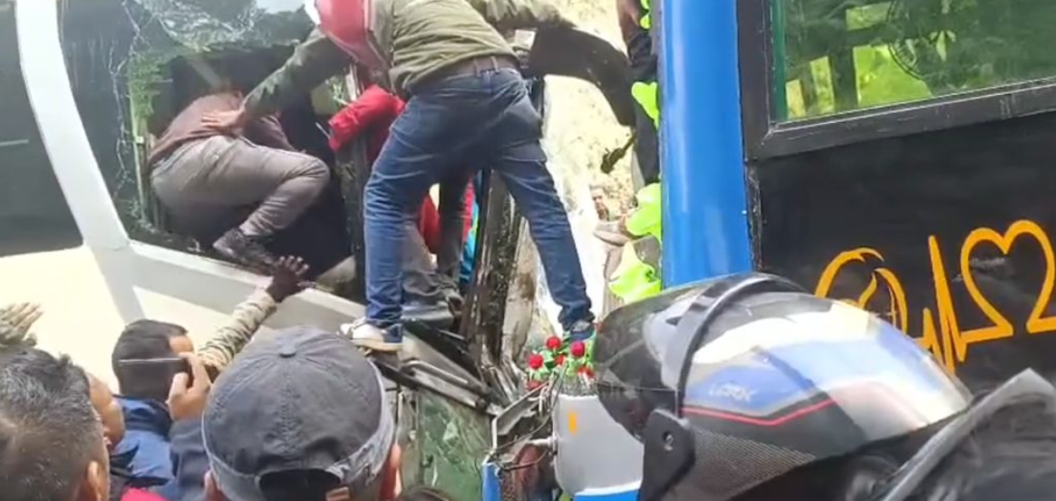 मलेखु–मुग्लिङ सडकखण्ड मा दुईवटा बस ठोक्किए, यात्रु केही फसे