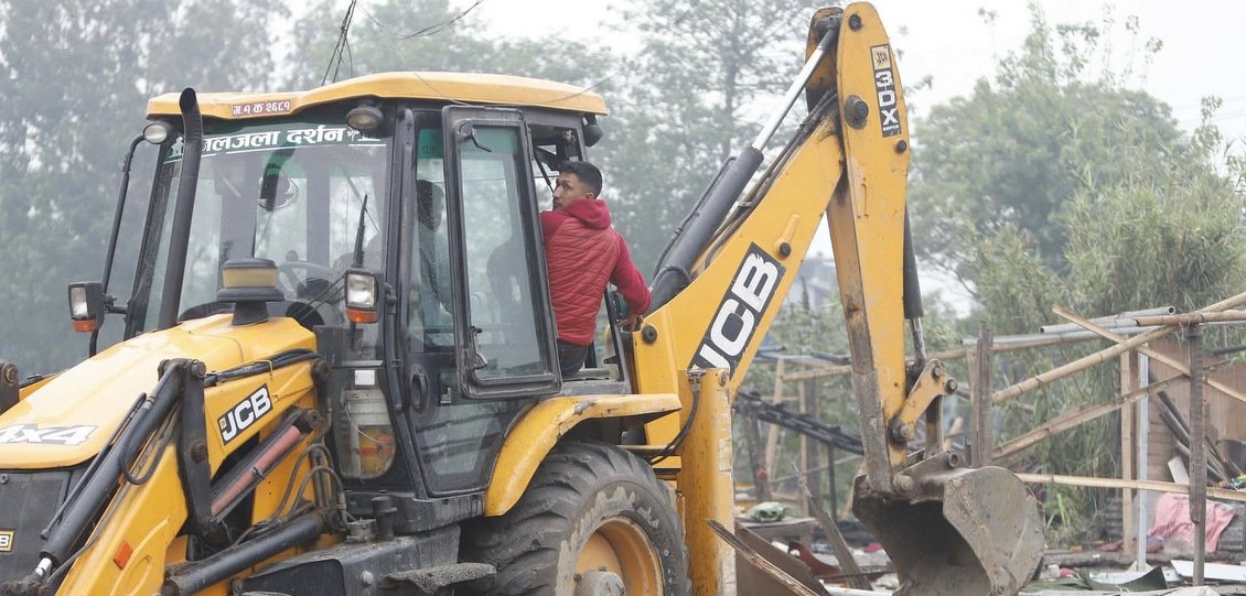 मनोहरा सुकुमवासी बस्तीमा घरटहरा भत्काउन सुरु  