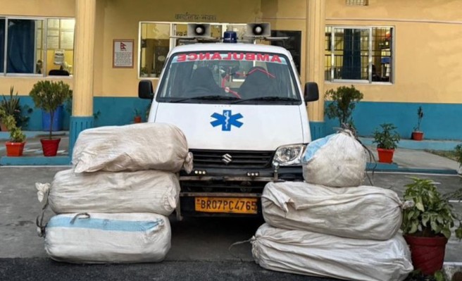 भारतीय एम्बुलेन्सबाट गाँजा बरामद, दुई जना पक्राउ