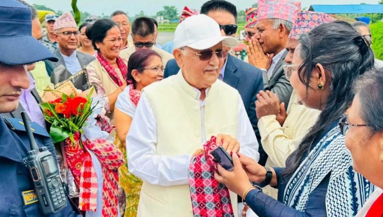 नेतृत्व नछाडने अडानमा ओली कायमै, पुनर्गठनको माग गर्नेलाई कारबाहीको चेतावनी