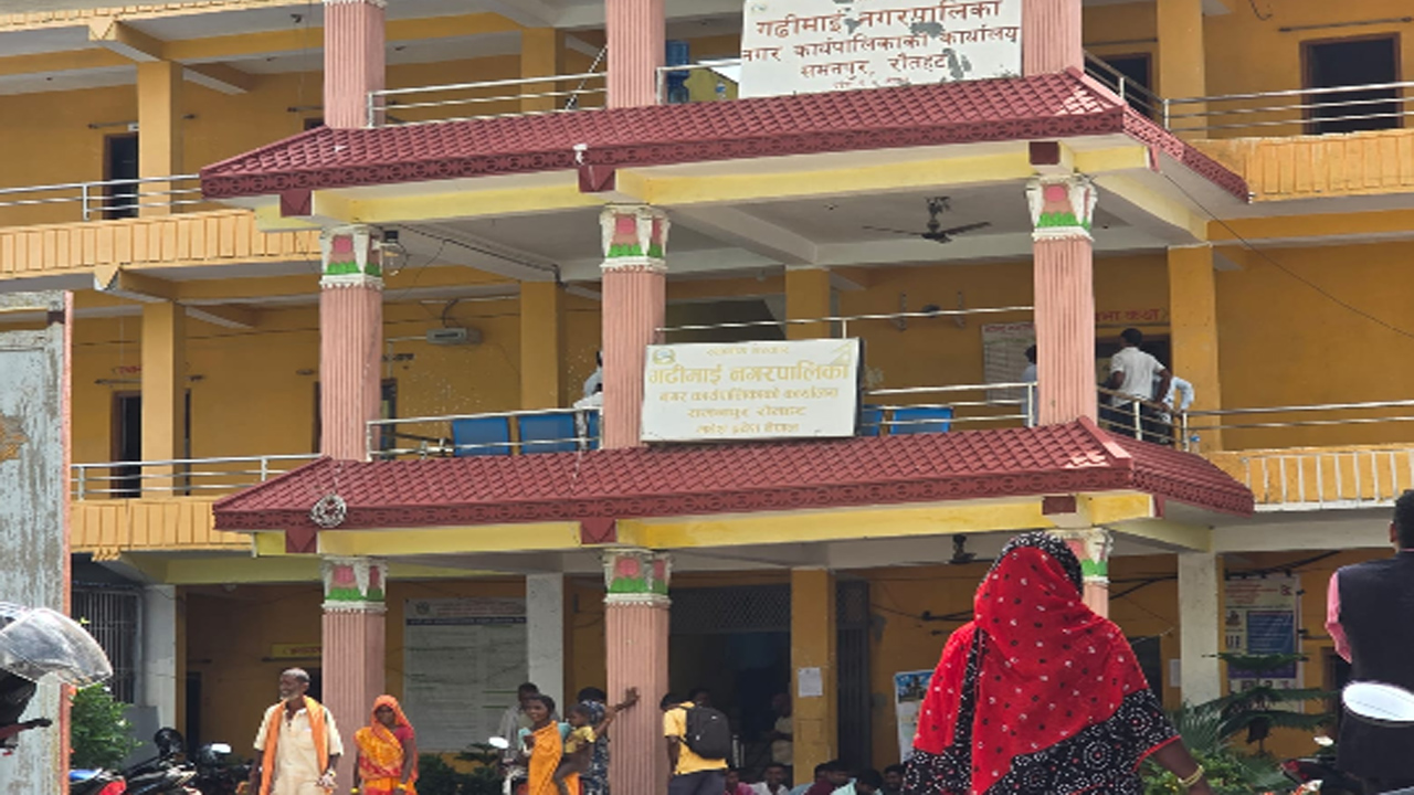 वर्षौंसम्म तलब रोकिएपछि गढीमाईका करार कर्मचारी आन्दोलित