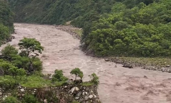 नाम्रुङ खोलामा बाढी :चार घर र फलामे पुल बगायो