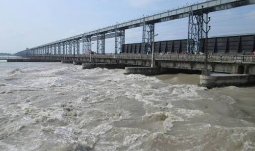 खतराको सीमा पार गरेपछि सप्तकोशीका ४३ ढोका खोलिए