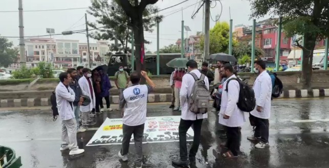 आवासीय डाक्टरलाई १२ घण्टाभित्र होस्टल छाड्न नेशनल मेडिकल कलेजको निर्देशन