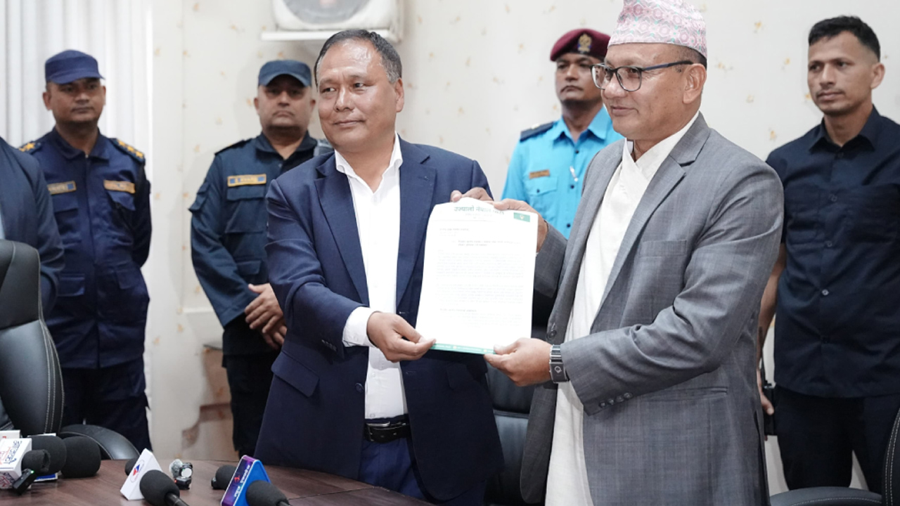 स्थानीय चुनाव गैरदलीय बनाउन माग गर्दै निर्वाचन आयोगलाई उज्यालो नेपालको ज्ञापन